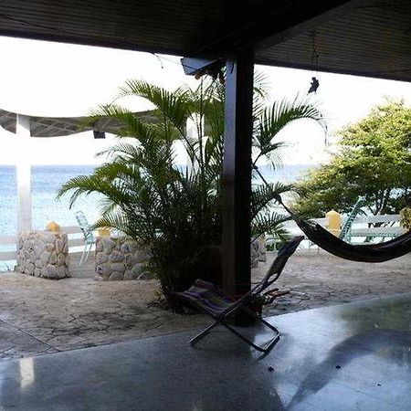 Settlers Beach Hotel Saint James Esterno foto